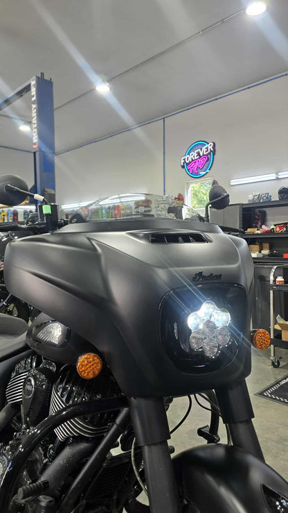 Phare Forever Rad Custom Dynamics Shark Demon pour Indian Thunderstroke Chieftain et Darkhorse Roadmaster (2019-2025).