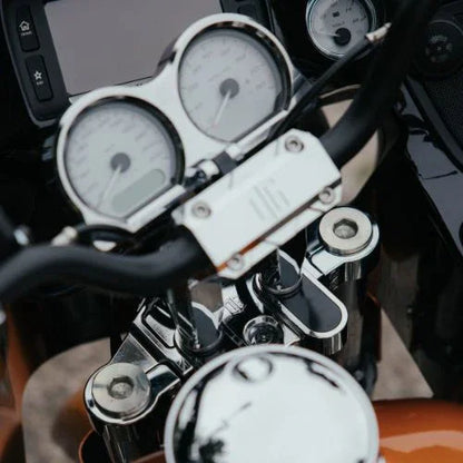 Harley-Davidson custom Road Glide bezel, chrome motorcycle gauges, Lawless Garage Quebec